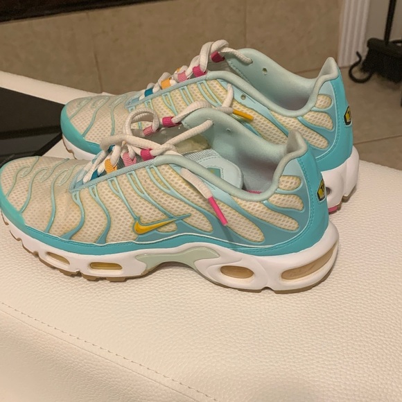 Nike Women's Cream‎ and Blue Sneakers - Picture 1 of 5